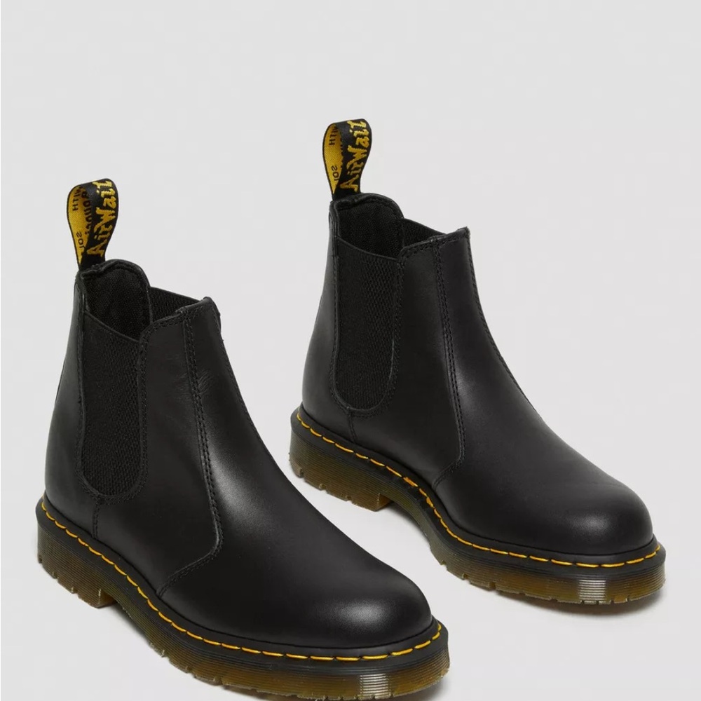 Dr. Martens 2976 SLIP RESISTANT
Leather Chelsea Boots